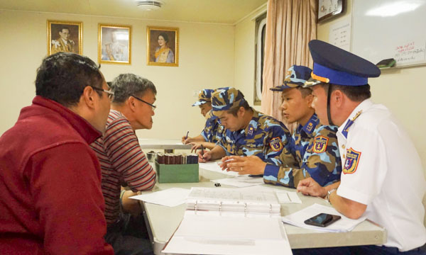 Lực lượng chức năng BTLVCSB 3 lấy lời khai của thuyền trưởng tàu ARISTSLEO để làm rõ hành vi sang mạn xăng.