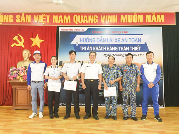 1-	Honda Ôtô Bà Rịa Vũng Tàu - Bà Rịa trao giấy chứng nhận và tặng quà lưu niệm cho các học viên.