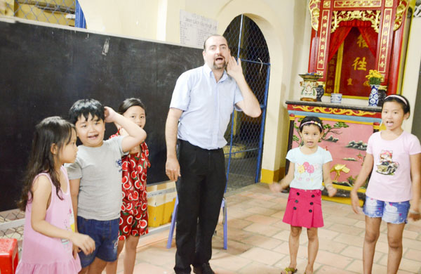 Thầy và trò học tiếng Anh theo nhạc, vừa hát vừa nhảy, vừa biểu cảm cảm xúc trên khuôn mặt.