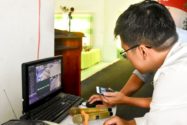 Đại diện đơn vị thi công lắp đặt hệ thống camera giám sát của Công ty Nam An giới thiệu quy trình hoạt động của hệ thống.