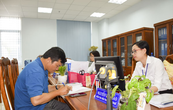 Người dân làm thủ tục nộp thuế tại Cục Thuế BR-VT. Ảnh: THANH NGA