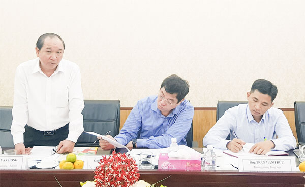 Ông Huỳnh Văn Hồng, Phó Trưởng Ban Văn hóa HĐND tỉnh đặt câu hỏi về việc nâng cao chất lượng đào tạo với nhà trường.