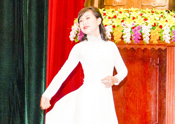 Thí sinh bảng A (trên 30 tuổi) trình diễn catwalk với trang phục tự chọn tại hội thi.