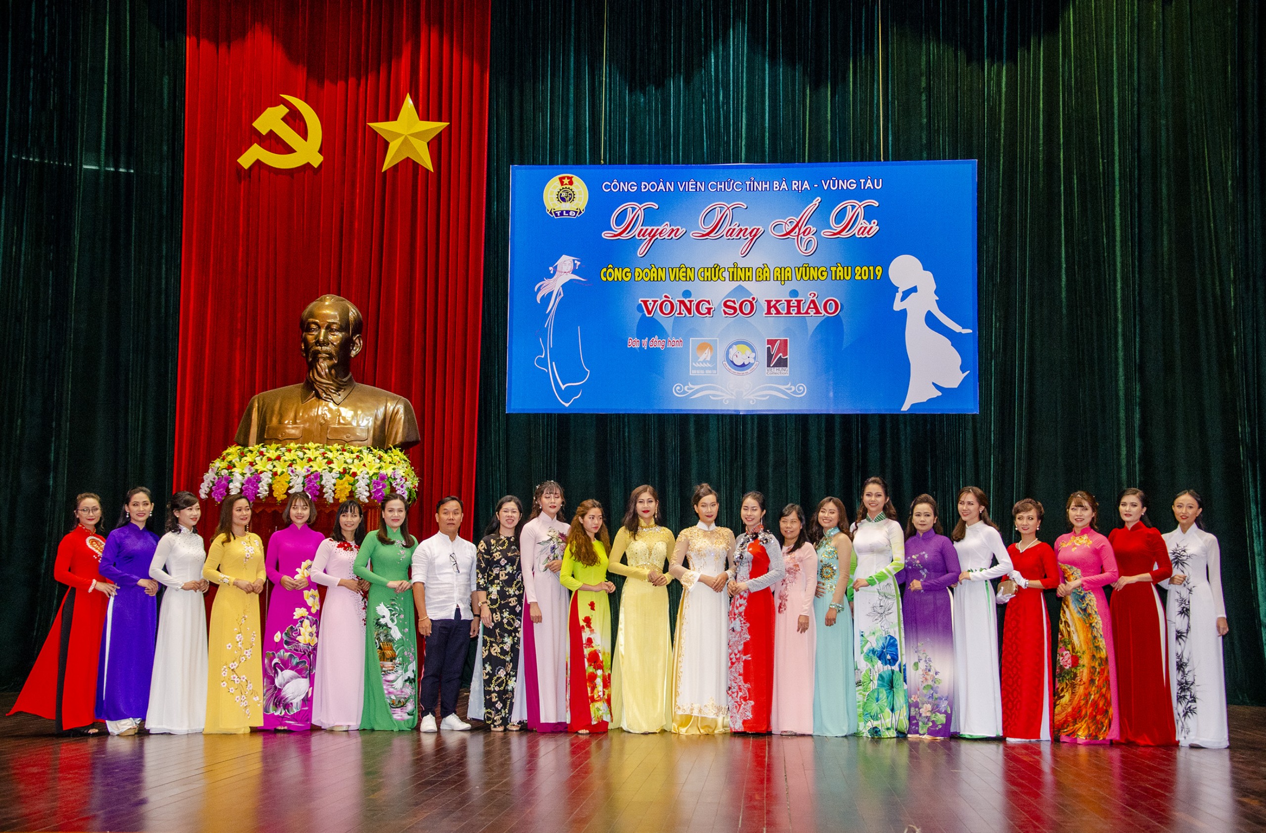 Đại diện Ban Tổ chức chụp hình lưu niệm cùng 20 thí sinh lọt vào vòng Chung kết hội thi duyên dáng áo dài năm 2019.