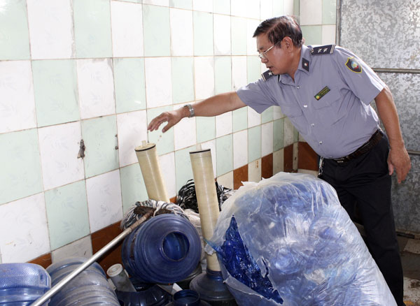Rác thải được chất đống vào một góc cạnh khu sản xuất.