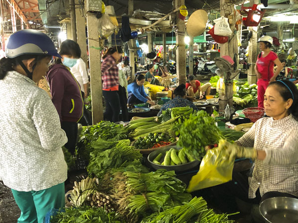 Khách hàng mua rau tại chợ Châu Pha (TX. Phú Mỹ).