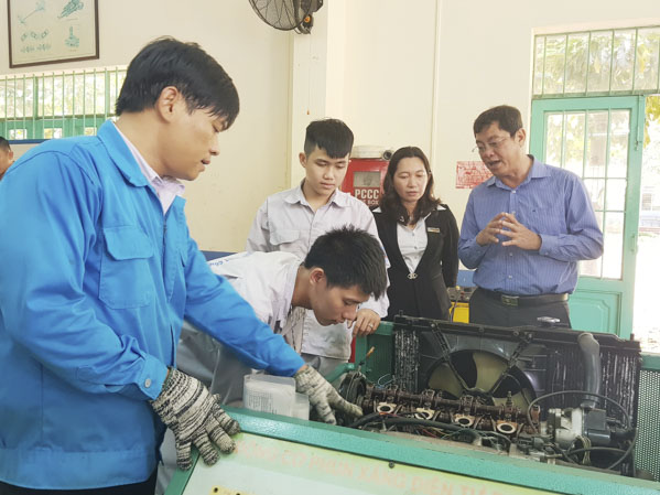 Đồng chí Trần Đình Khoa, Ủy viên Ban Thường vụ Tỉnh ủy, Phó Chủ tịch HĐND tỉnh kiểm tra công tác đào tạo của trường tại cơ sở 2, TP.Vũng Tàu.