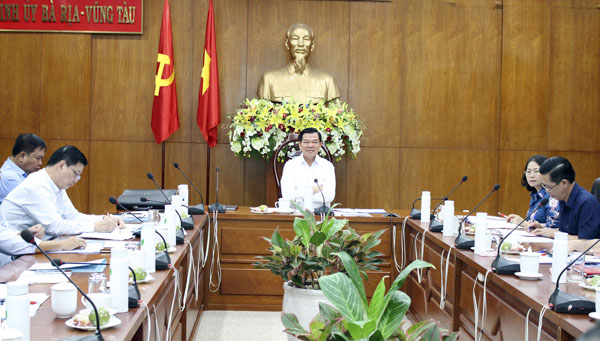 Đồng chí Nguyễn Hồng Lĩnh, Ủy viên Trung ương Đảng, Bí thư Tỉnh ủy, Chủ tịch HĐND tỉnh chủ trì cuộc họp.