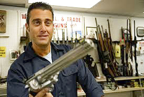 Chủ tiệm giới thiệu khẩu Smith Wesson.
