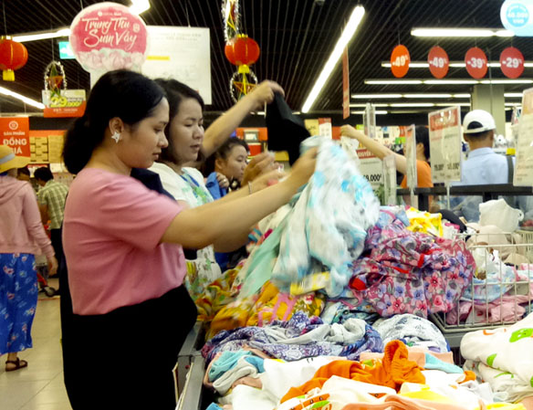 Khi mua phải hàng giả, hàng kém chất lượng, NTD nên chủ động tìm đến  Hội BVQLNTD để được hỗ trợ giải quyết. Trong ảnh: NTD mua quần áo tại siêu thị Lotte Mart Vũng Tàu.