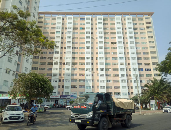 Các tòa nhà cao tầng luôn tiềm ẩn nguy cơ xảy ra tai nạn từ độ cao đối với trẻ em sống tại đây.