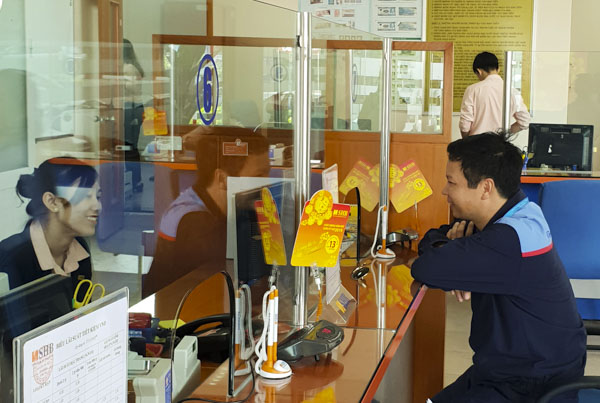 Khách hàng giao dịch tại SHB Vũng Tàu.