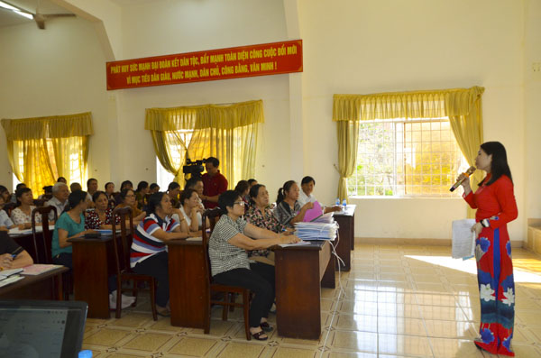 Bà Thái Thị Hậu, cán bộ Chi cục Thống kê TP. Vũng Tàu hướng dẫn phương án tổng điều tra dân số và nhà ở  năm 2019 cho các điều tra viên.