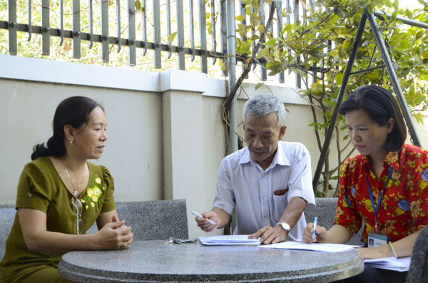 Các điều tra viên phường 11 rà soát số nhân khẩu tại hộ bà Lê Thị Hằng  (bìa trái, số 1000/14B1 đường 30-4, TP. Vũng Tàu).