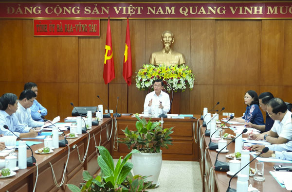 Đồng chí Nguyễn Hồng Lĩnh, Ủy viên Trung ương Đảng, Bí thư Tỉnh ủy, Chủ tịch HĐND tỉnh chủ trì cuộc họp.