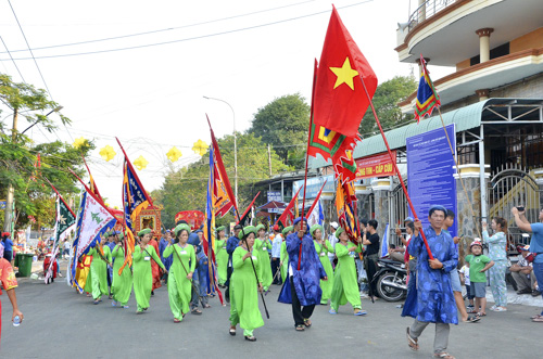 Đoàn Thỉnh long vị Bà Lớn, Ông Nam Hải và Thần hoàng từ Miễu Bà Lớn, Đình thần và Lăng Ông Nam Hải về Dinh Cô.