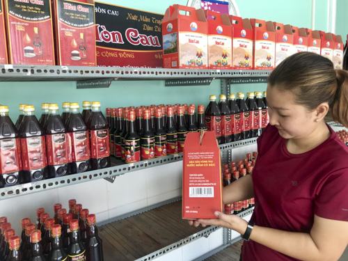 Từ khi đăng ký nhãn hiệu hàng hóa sức tiêu thụ sản phẩm tại Cơ sở làm nước mắm truyền thống Hòn Cau (80, Bạch Đằng, TP.Vũng Tàu) tăng.
