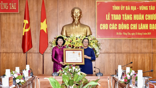 Đồng chí Đặng Thị Ngọc Thịnh, Ủy viên Trung ương Đảng, Phó Chủ tịch nước Cộng hòa xã hội chủ nghĩa Việt Nam, Phó Chủ tịch thứ nhất Hội đồng Thi đua-Khen thưởng Trung ương trao Huân chương Độc lập hạng Ba và đồng chí Nguyễn Hồng Lĩnh, Ủy viên Trung ương Đảng, Bí thư Tỉnh ủy, Chủ tịch HĐND tỉnh tặng hoa cho bà Võ Thị Sen, phu nhân đồng chí Trần Minh Sanh, nguyên Phó Bí thư Tỉnh ủy, nguyên Chủ tịch UBND tỉnh.