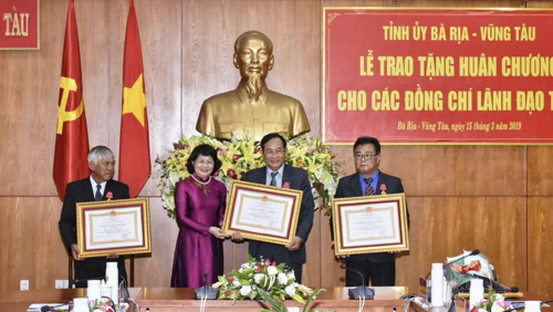 Đồng chí Đặng Thị Ngọc Thịnh, Ủy viên Trung ương Đảng, Phó Chủ tịch nước Cộng hòa xã hội chủ nghĩa Việt Nam, Phó Chủ tịch thứ nhất Hội đồng Thi đua-Khen thưởng Trung ương trao Huân chương Lao động hạng Nhì cho đồng chí Lê Thanh Dũng, nguyên Tỉnh ủy viên, nguyên Phó Chủ tịch UBND tỉnh; Huân chương Lao động hạng Nhì cho đồng chí Nguyễn Văn Thành, nguyên Tỉnh ủy viên, nguyên Giám đốc Sở Nội vụ; Huân chương Lao động hạng Ba cho đồng chí Hoàng Nghĩa Doãn, nguyên Ủy viên Ban Thường vụ Tỉnh ủy, nguyên Chủ nhiệm Ủy ban Kiểm tra Tỉnh ủy.