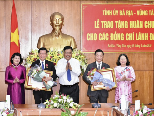 Đồng chí Đặng Thị Ngọc Thịnh, Ủy viên Trung ương Đảng, Phó Chủ tịch nước Cộng hòa xã hội chủ nghĩa Việt Nam, Phó Chủ tịch thứ nhất Hội đồng Thi đua-Khen thưởng Trung ương trao Huân chương Lao động hạng Nhì cho đồng chí Nguyễn Hồng Lĩnh, Ủy viên Trung ương Đảng, Bí thư Tỉnh ủy, Chủ tịch HĐND tỉnh; Huân chương Lao động hạng Nhất cho đồng chí Nguyễn Thành Long, Ủy viên Ban Thường vụ Tỉnh ủy, Phó Chủ tịch UBND tỉnh và các đồng chí lãnh đạo tỉnh tặng hoa chúc mừng.