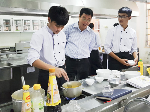 Đồng chí Trần Đình Khoa, Phó Chủ tịch HĐND tỉnh kiểm tra khu vực thực hành của Trường CĐ Du lịch Vũng Tàu.
