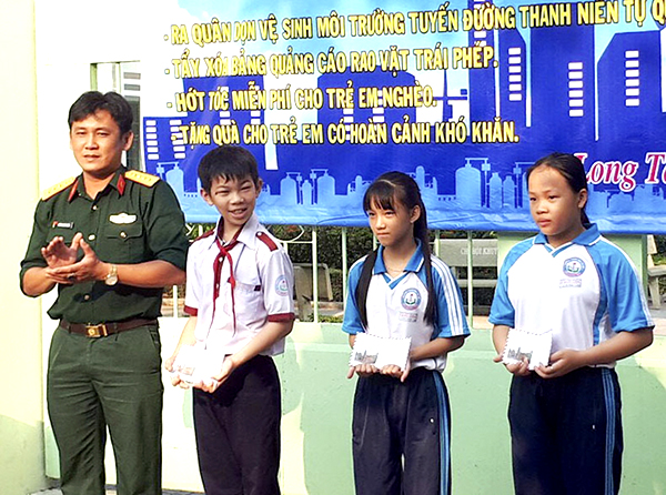 Thượng úy Lương Quang Nghĩa, Trợ lý Thanh niên Bộ Chỉ huy Quân sự tỉnh trao học bổng cho HS nghèo vượt khó Trường TH Lê Lợi và Trường THCS Lê Quang Cường (TP.Bà Rịa).