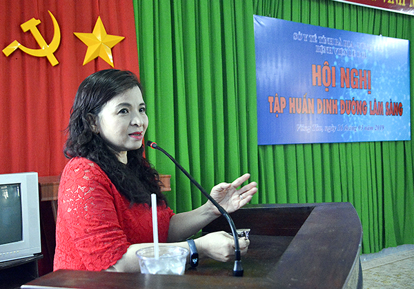 Bác sĩ Đỗ Thị Ngọc Diệp, Phó Trưởng bộ môn Dinh dưỡng thực phẩm Đại học Y Dược TP.Hồ Chí Minh trao đổi về dinh dưỡng lâm sàng với cán bộ, y, bác sĩ và nhân viên Bệnh viện Lê Lợi.