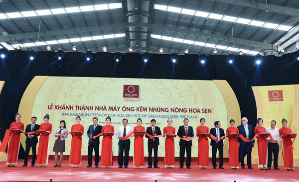 Các đại biểu cắt băng khánh thành Nhà máy ống kẽm nhúng nóng Hoa Sen.