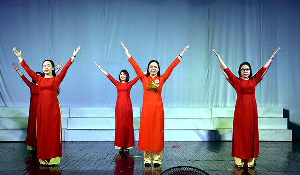 Thí sinh Giáp Thị Xuân Hương, Công đoàn cơ sở trường Cao đẳng Nghề Du lịch Vũng Tàu với tiết mục nhảy Việt Nam ơi trong phần thi năng khiếu