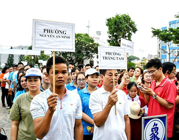 Hơn 2.000 VĐV là cán bộ, công chức, viên chức, người lao động, người dân của TP. Vũng Tàu tham gia giải Leo núi Hải Đăng truyền thống lần thứ IV.