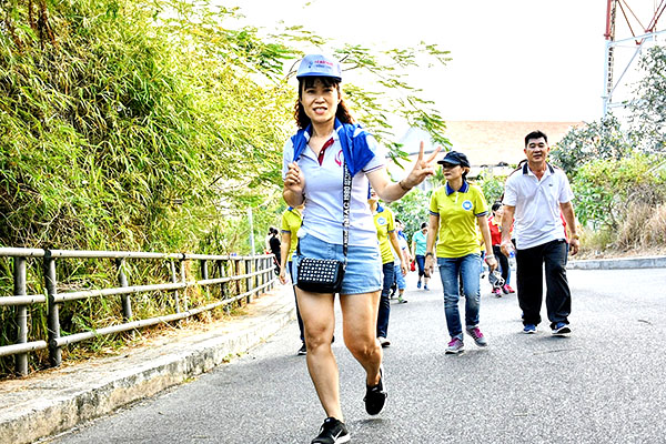 Một VĐV thể hiện quyết tâm hoàn thành lộ trình 2,5km của cuộc thi.