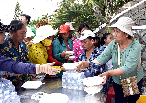 Một điểm phát cơm miễn phí cho khách hành hương tại khu vực Mộ Cô.