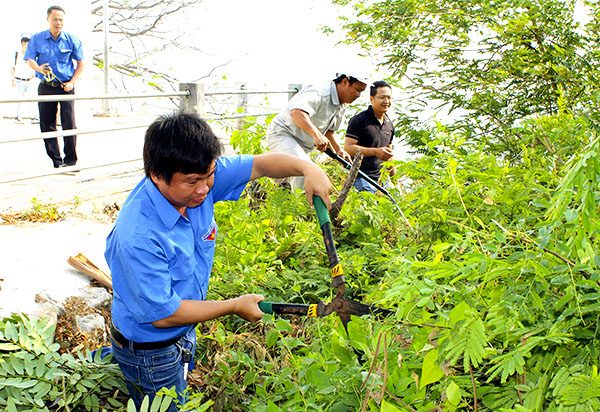 ĐVTN Tổng Công ty Bảo đảm an toàn Hàng hải miền Nam phát quang bụi rậm ở khu vực Hải Đăng Vũng Tàu. Ảnh: MINH NHÂN