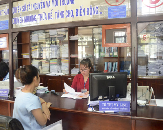 Người dân làm thủ tục liên quan đến đất đai tại Bộ phận một cửa huyện Đất Đỏ.