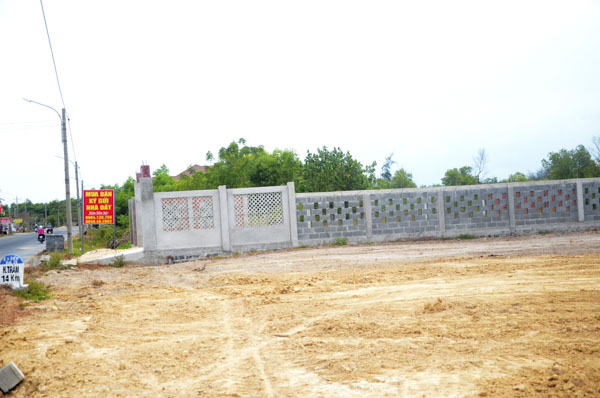 Nhiều khu đất dọc tuyến đường ven biển Lộc An rao bán với giá cao nhưng vẫn hút người mua. 