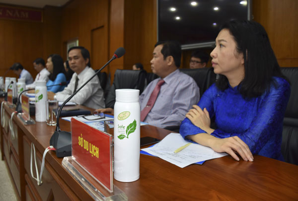 Chai nước uống tái sử dụng vỏ được dùng trong cuộc họp tại Văn phòng Tỉnh ủy. 