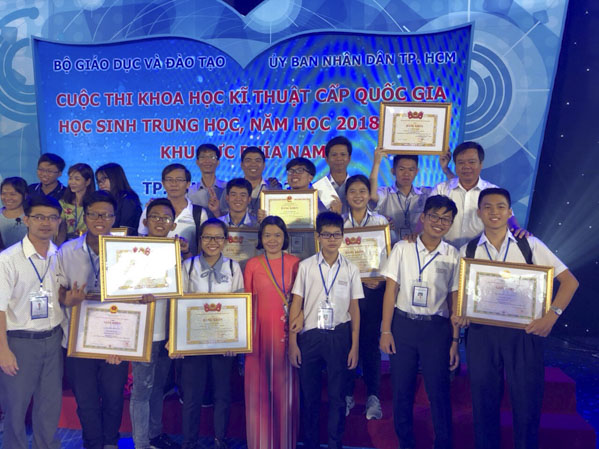 HS đạt giải chụp hình lưu niệm cùng các thành viên trong đoàn.