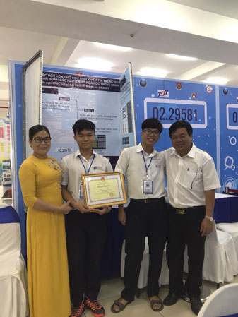 Hai em HS Trường THPT chuyên Lê Quý Đôn Phạm Minh Hùng và Nguyễn Thiên Phú (giữa) chụp hình lưu niệm cùng đại diện Sở GD-ĐT tỉnh.