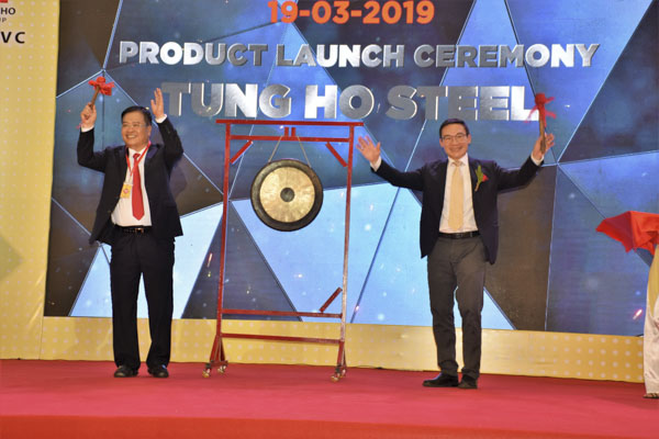 Đồng chí Nguyễn Văn Trình, Chủ tịch UBND tỉnh làm lễ khai chiêng.