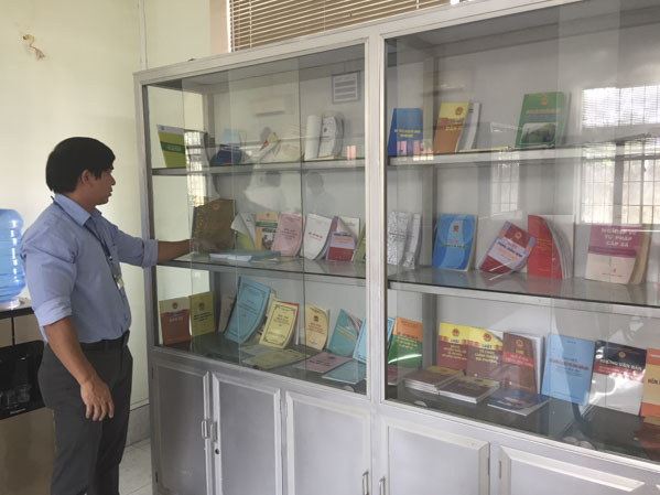 Cán bộ tư pháp phường Long Tâm, TP.Bà Rịa sắp xếp tủ sách pháp luật của phường.