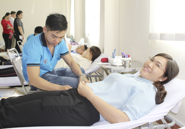 Công nhân, viên chức, người lao động tham gia hiến máu tình nguyện sáng 19-3.