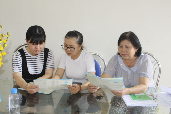 Cán bộ Hội LHPN xã Phước Hưng (bìa trái) vận động hội viên tham gia BHYT.