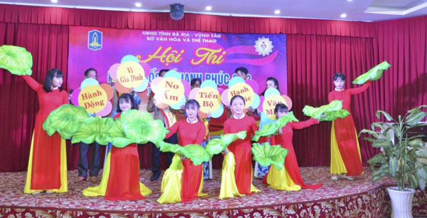 Đội huyện Đất Đỏ thể hiện phần thi tự giới thiệu tại hội thi.