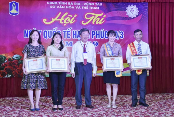 Ban tổ chức trao giải Nhất, Nhì, Ba và Khuyến khích cho các đội.