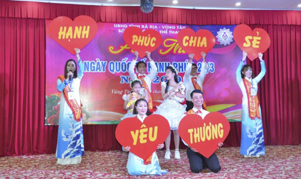 Các gia đình của đội TP. Vũng Tàu thể hiện thông điệp “Hạnh phúc chia sẻ yêu thương” qua phần thi tự giới thiệu.