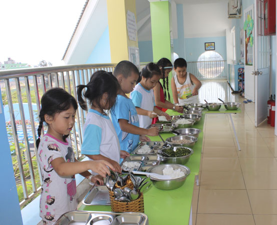 Hiện nay, nhiều trường học đã ngưng sử dụng thịt heo trong bữa ăn bán trú của HS.  Trong ảnh: Trường Mầm non Thùy Vân (TP. Vũng Tàu) ngưng sử dụng thịt heo trong thực đơn bán trú từ ngày 19-3. 
