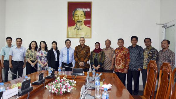 Lãnh đạo tỉnh BR-VT chụp ảnh lưu niệm với các thành viên của đoàn  Tổng lãnh sự quán Indonesia và lãnh đạo TP.Padang.  