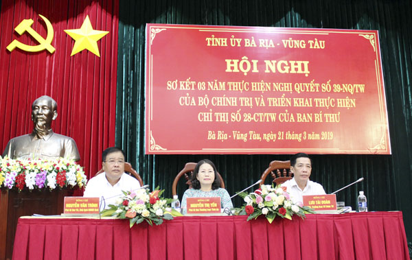 Các đồng chí: Nguyễn Thị Yến, Phó Bí thư Thường trực Tỉnh ủy, Trưởng Đoàn ĐBQH tỉnh; Nguyễn Văn Trình, Phó Bí thư Tỉnh ủy, Chủ tịch UBND tỉnh; Lưu Tài Đoàn, Ủy viên Ban Thường vụ Tỉnh ủy, Trưởng Ban Tổ chức Tỉnh ủy chủ trì hội nghị.