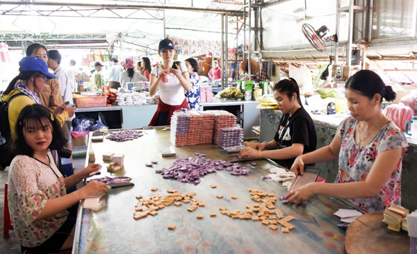 Một điểm làm kẹo dừa thủ công trên cồn Thới Sơn. 