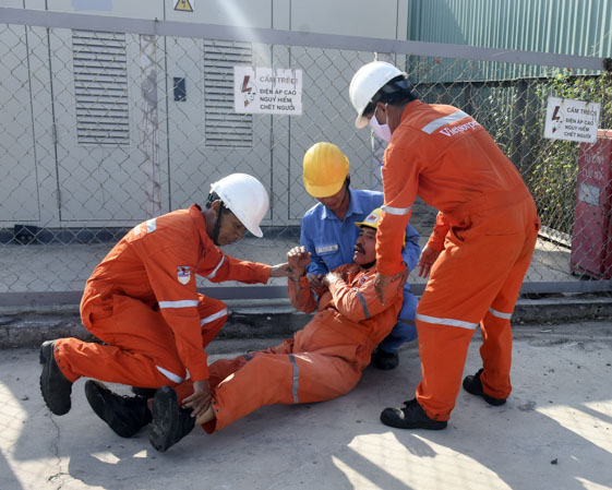 Lực lượng PCCC và cứu nạn cứu hộ tại chỗ cứu người trong tình huống giả định.